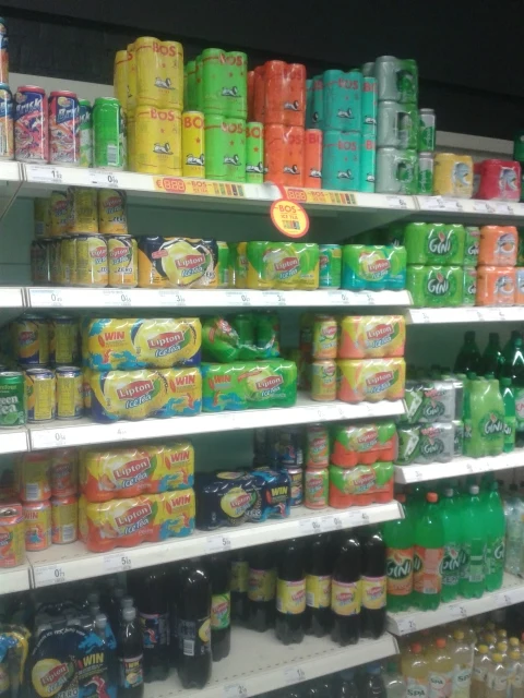 BOS Ice Tea-verpakkingen in een Carrefour-winkel