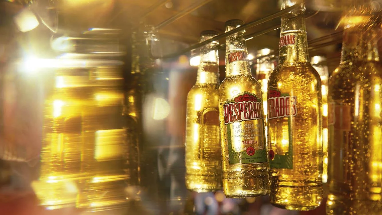De herkenbare Desperados-fles als centraal merkelement