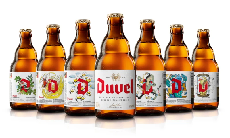 Duvel-flessen met een reeks kleurrijke artiestenetiketten