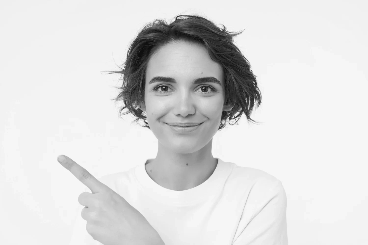 Een glimlachende vrouw wijst een nieuwe richting aan